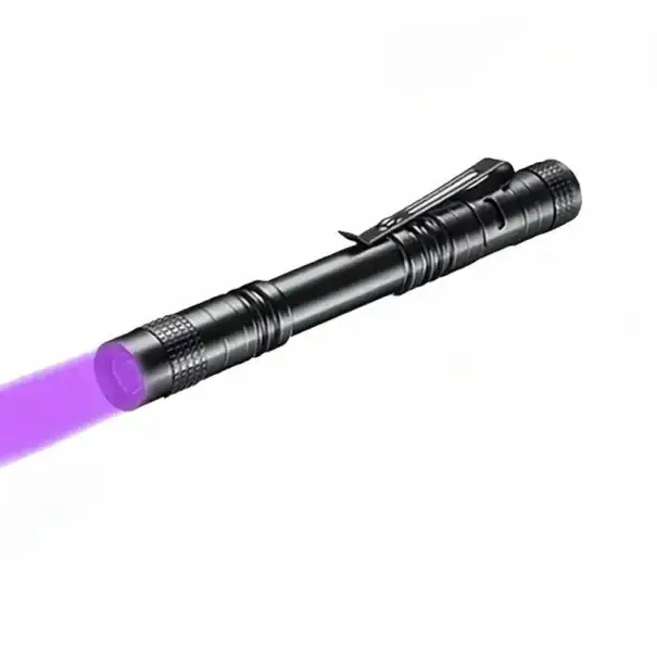 Ultrafialová svítilna 365 nm Kompaktní UV světlo Detektor nečistot a bankovek 9 cm Lehké hliníkové tělo Přenosná UV lampa Objednat Nyní